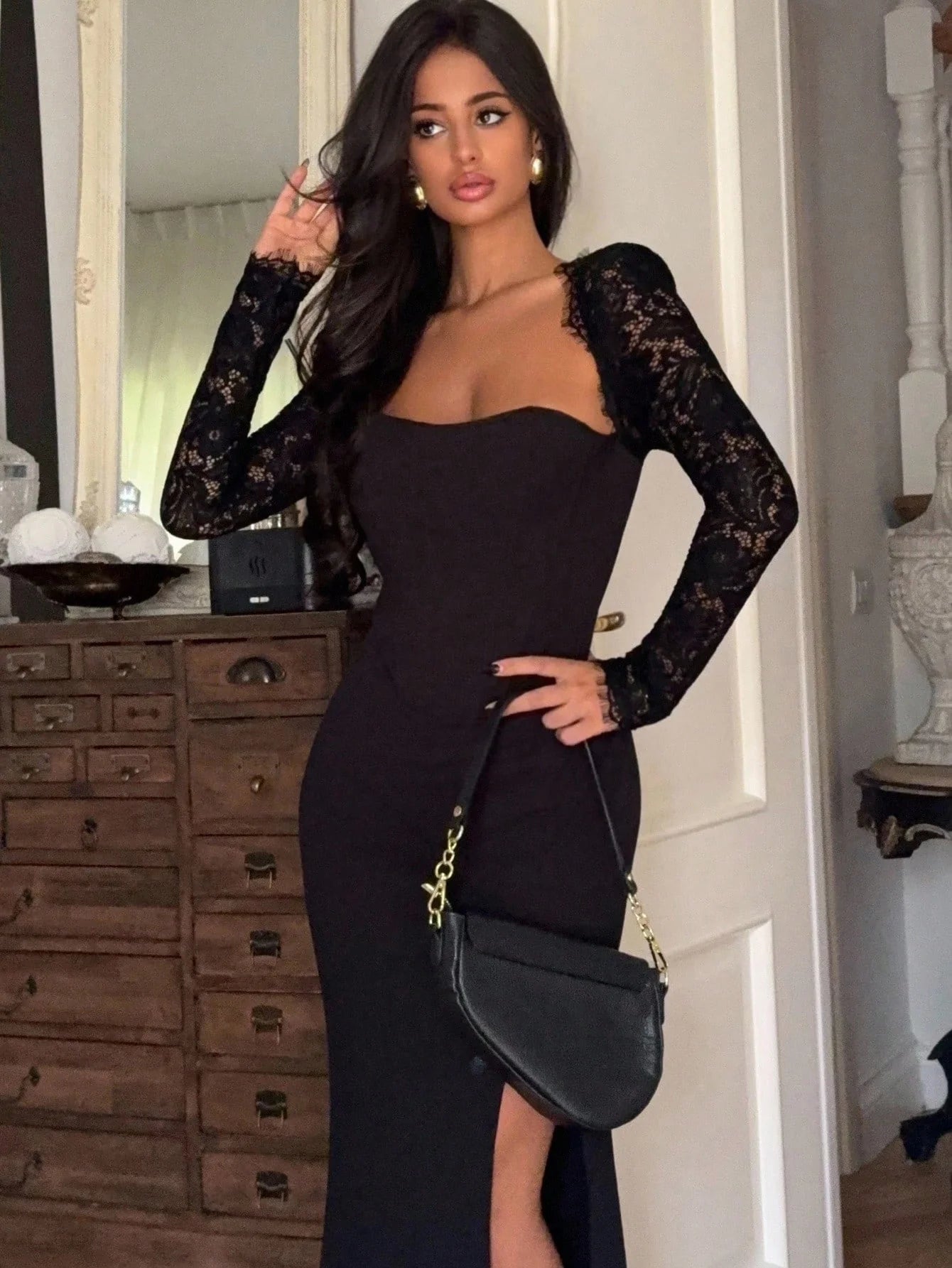 Vestido de Encaje Manga Larga con Abertura Alta