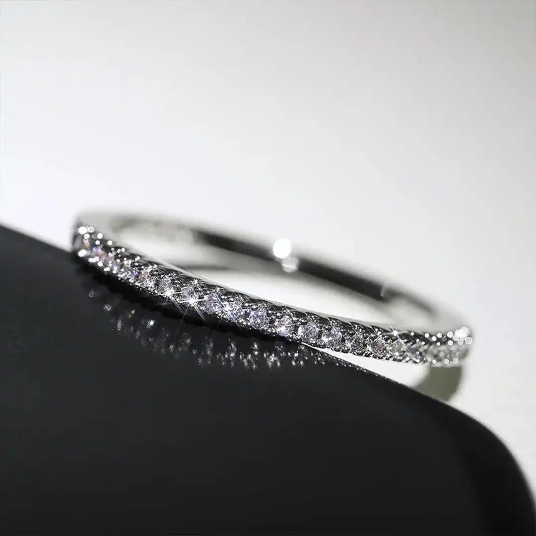 Anillo Muy Fino con Pequeñas Piedras