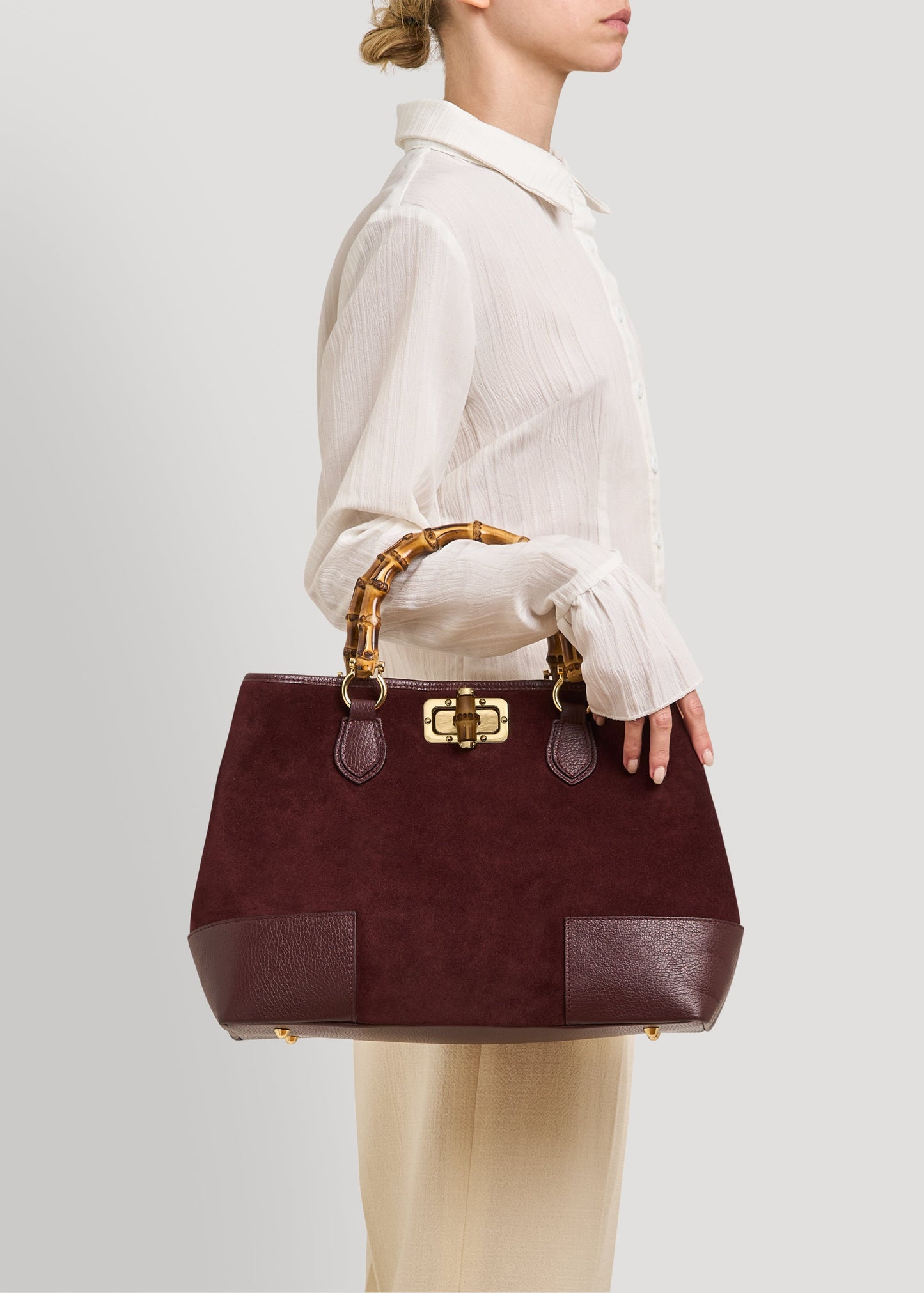BOLSO DE ANTE CON ASA DE BAMBÚ