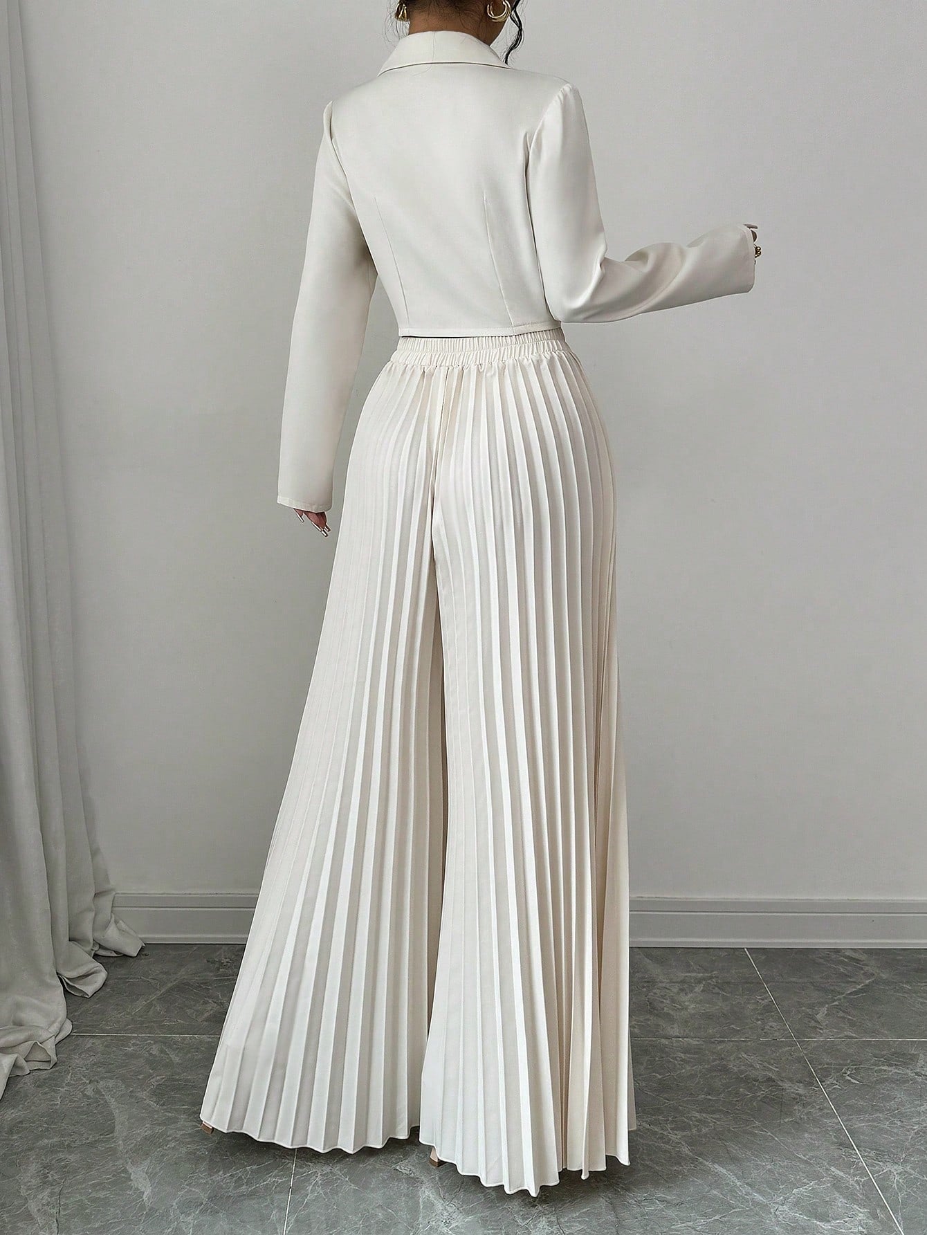 Conjunto Chaqueta Cruzada Entallada y Pantalón Plisado Ancho
