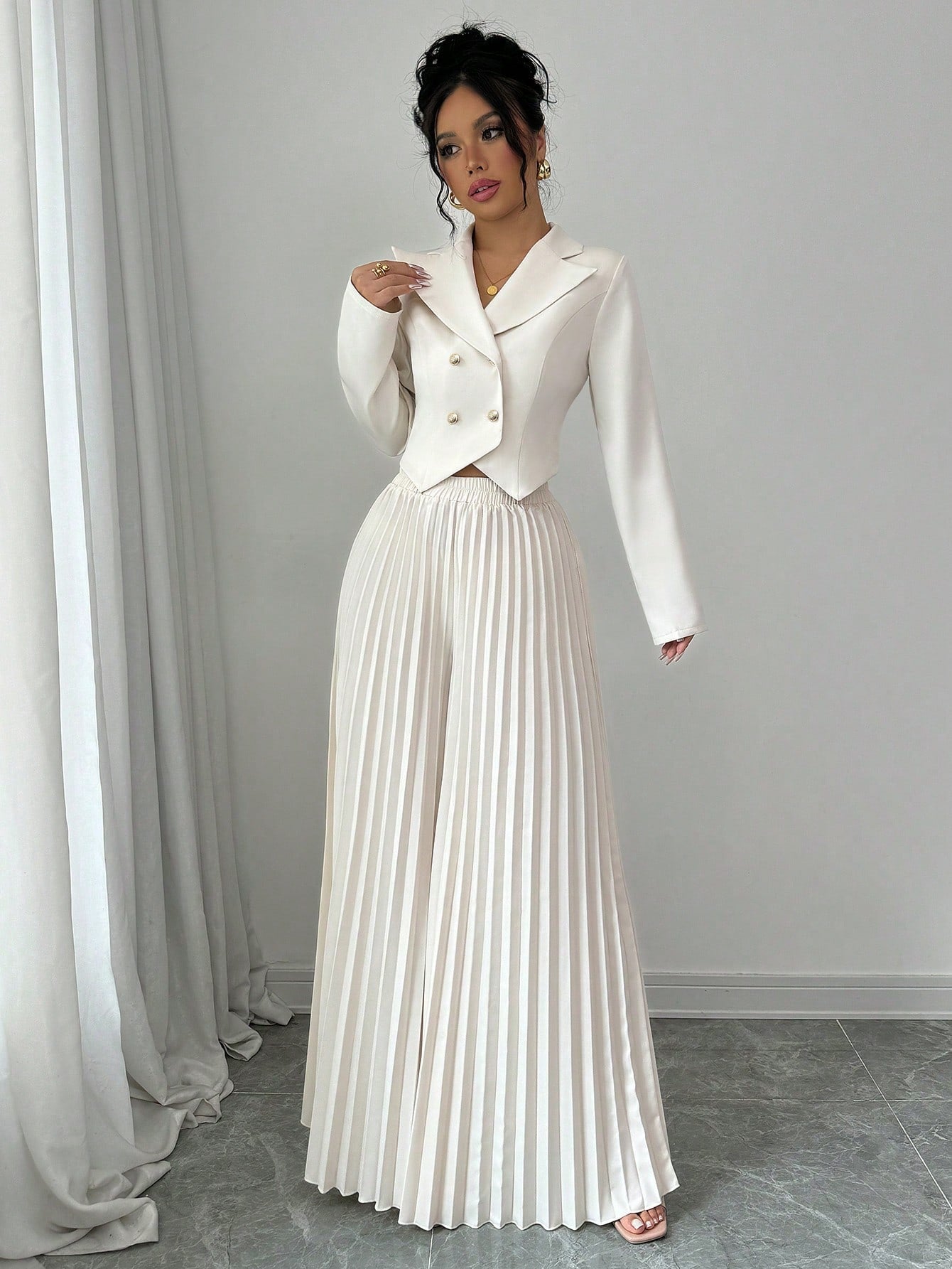 Conjunto Chaqueta Cruzada Entallada y Pantalón Plisado Ancho
