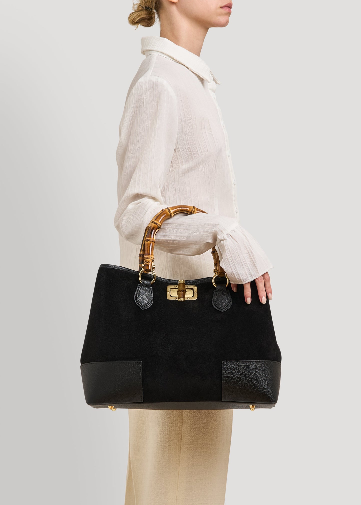 BOLSO DE ANTE CON ASA DE BAMBÚ