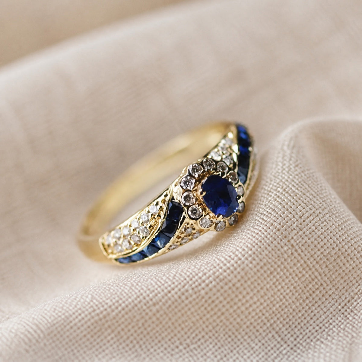 Anillo con Piedras Azules y Claras