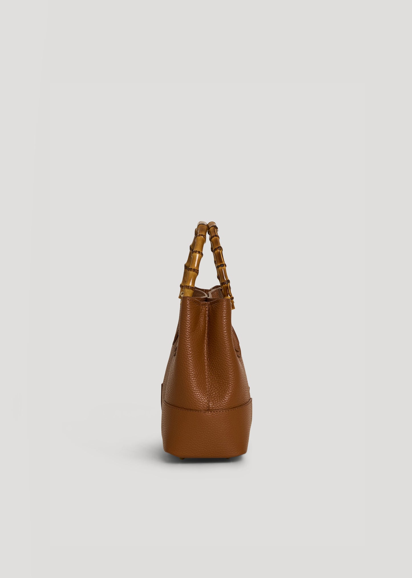 BOLSO MICRO EN PIEL CON ASA DE BAMBÚ