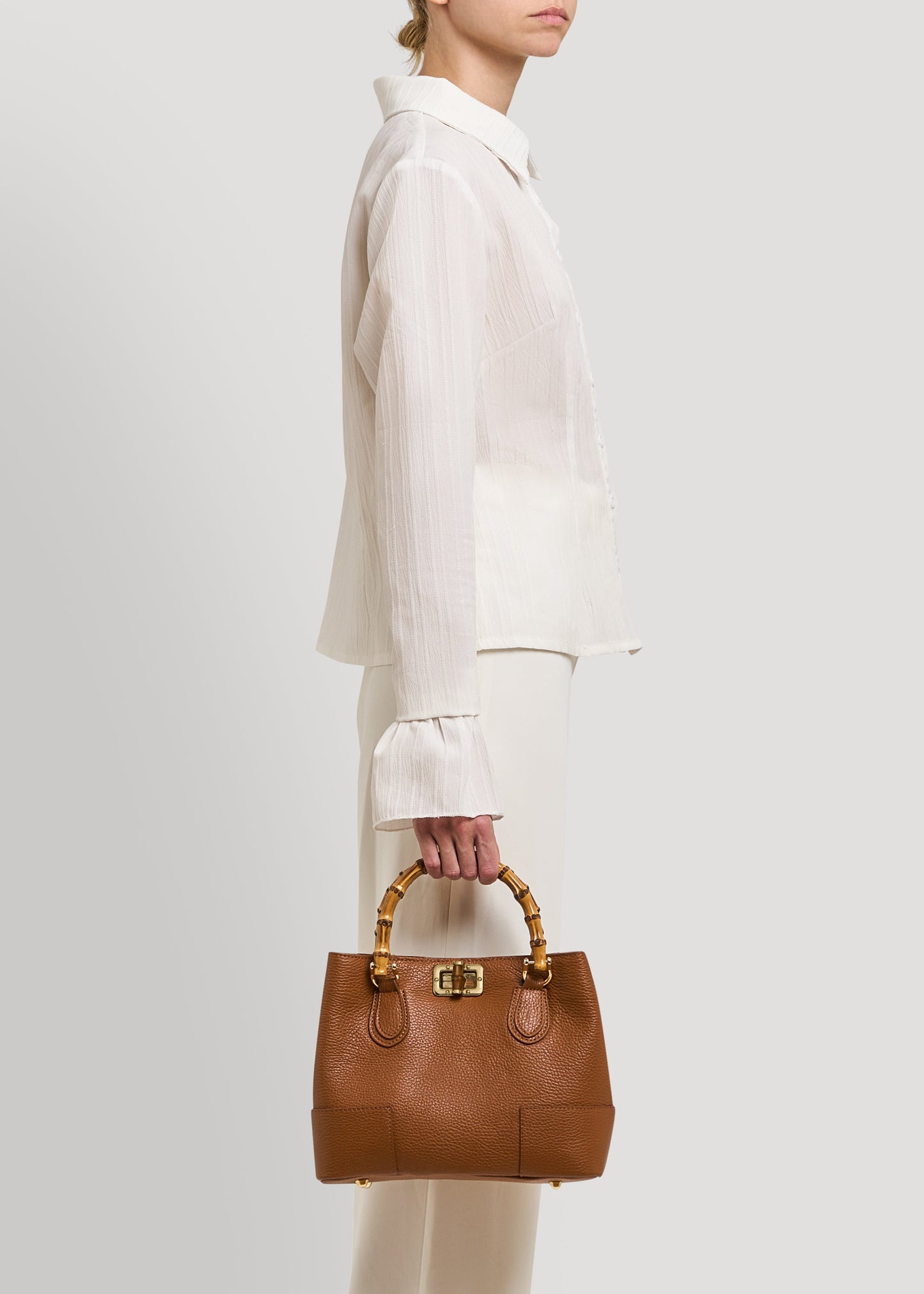 BOLSO MICRO EN PIEL CON ASA DE BAMBÚ
