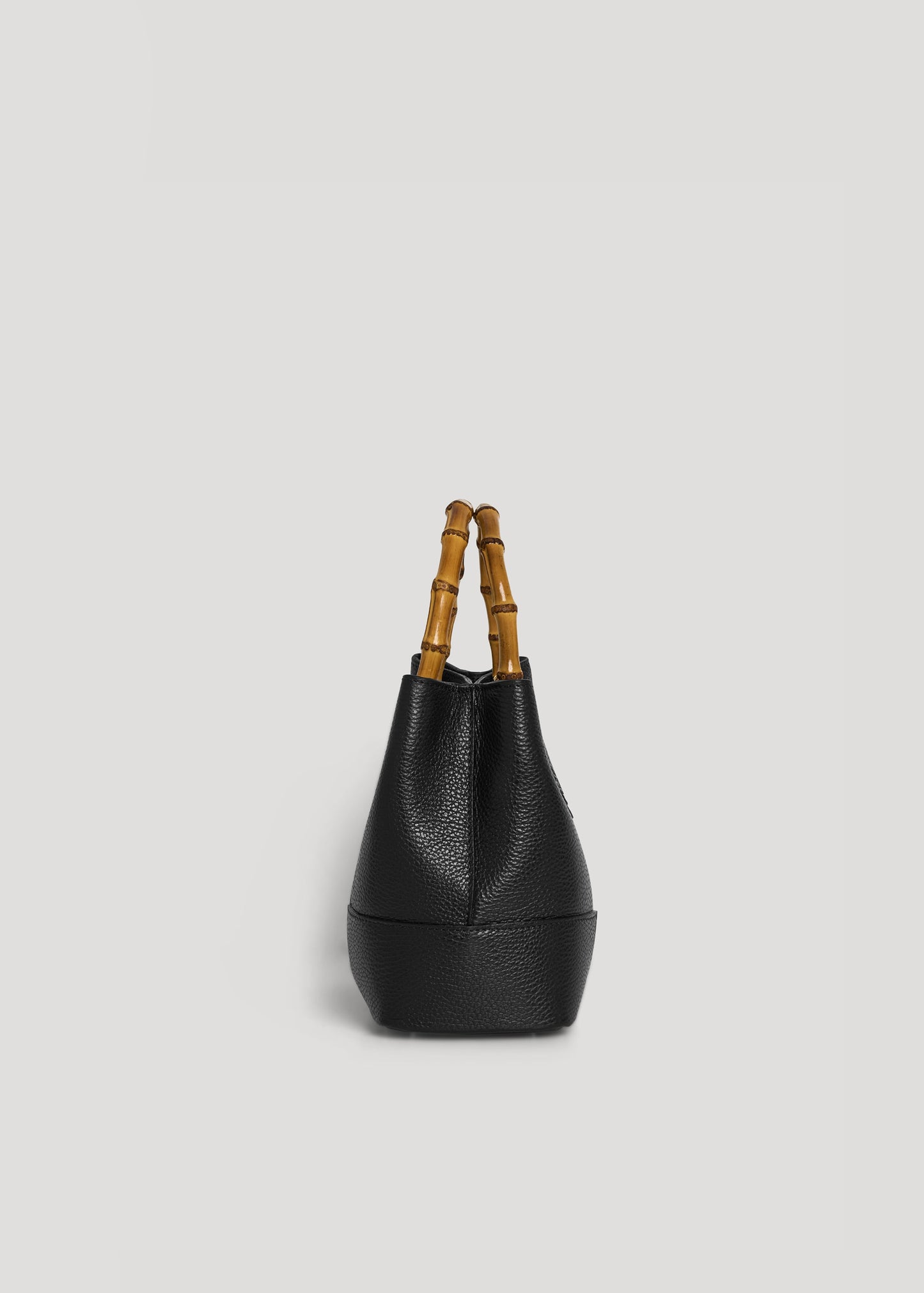 BOLSO MICRO EN PIEL CON ASA DE BAMBÚ