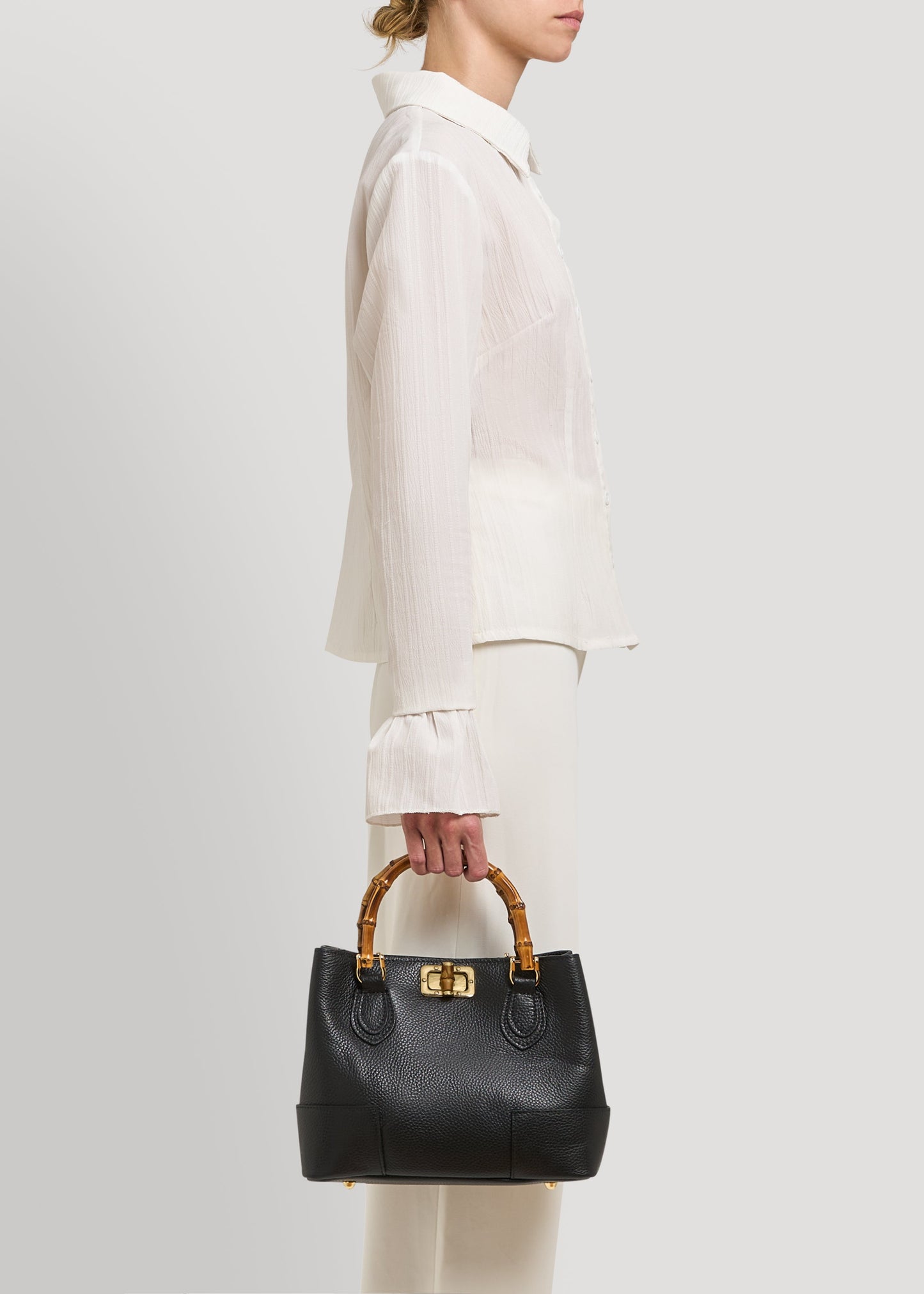 BOLSO MICRO EN PIEL CON ASA DE BAMBÚ