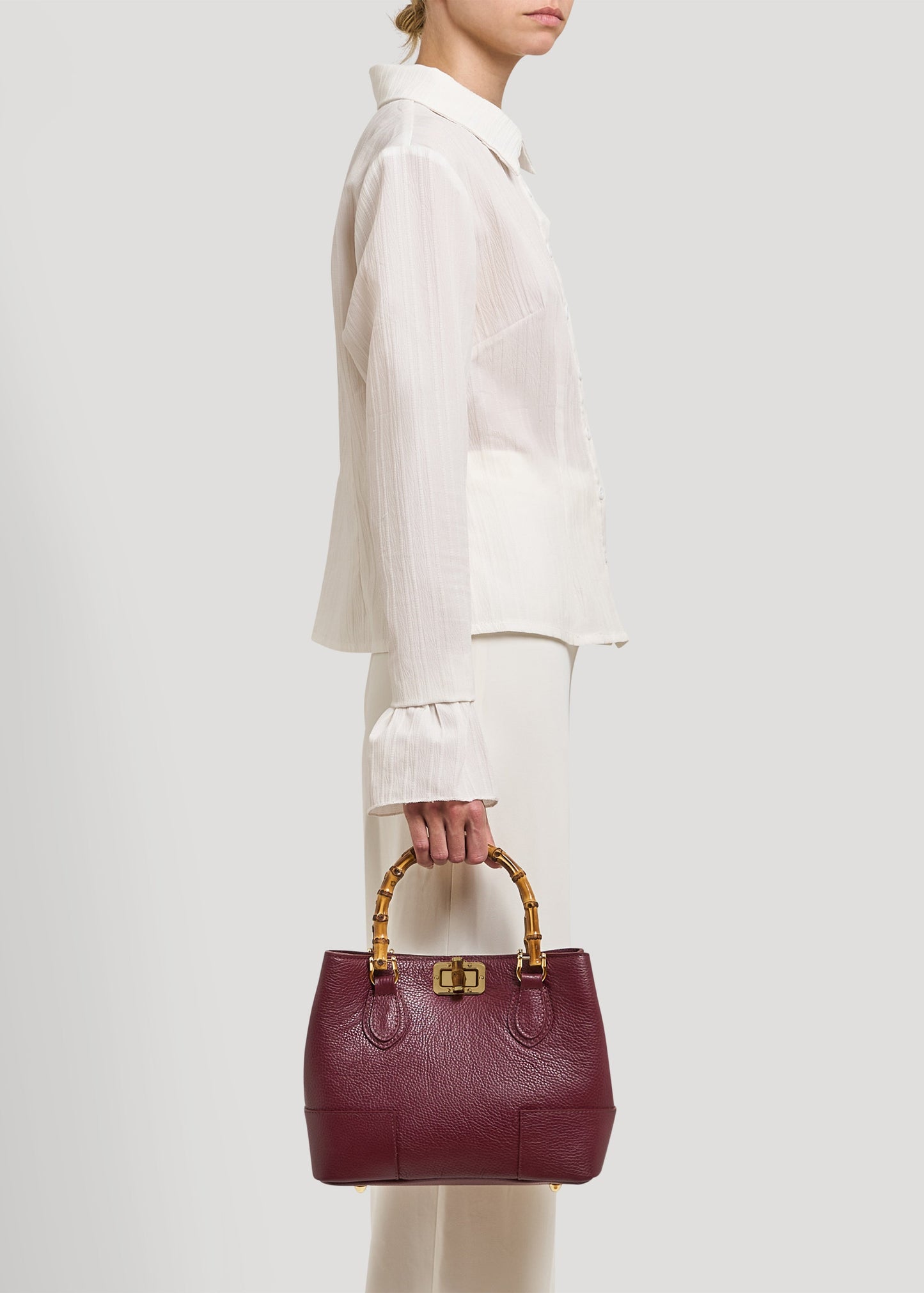 BOLSO MICRO EN PIEL CON ASA DE BAMBÚ