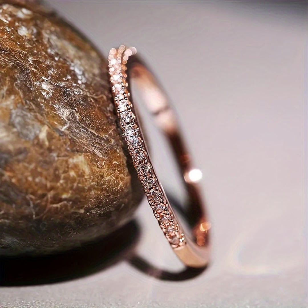 Anillo Muy Fino con Pequeñas Piedras