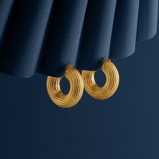 GOLD RIBBED HOOP EARRINGS