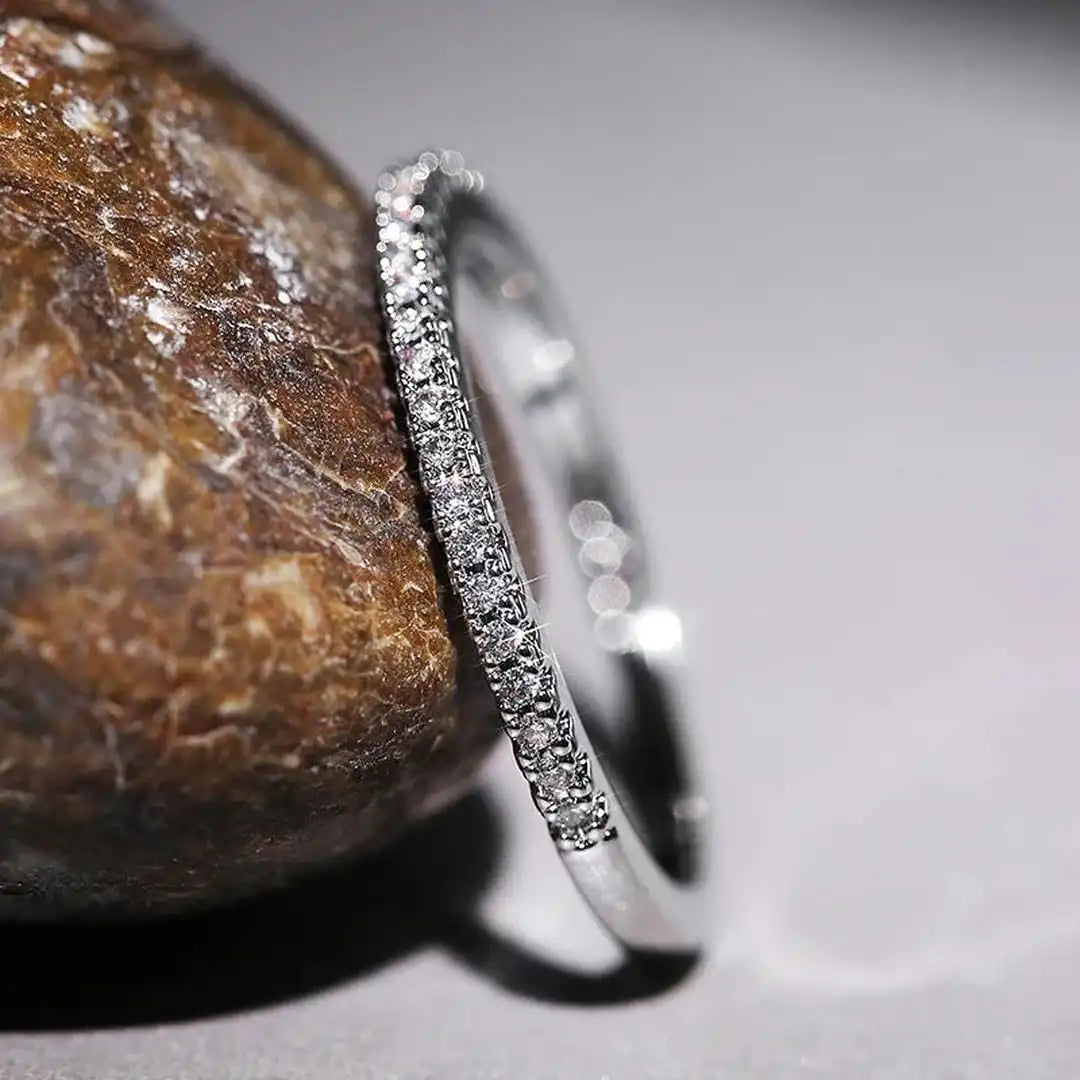 Anillo Muy Fino con Pequeñas Piedras