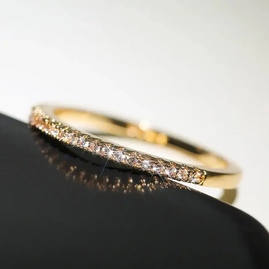 Anillo Muy Fino con Pequeñas Piedras
