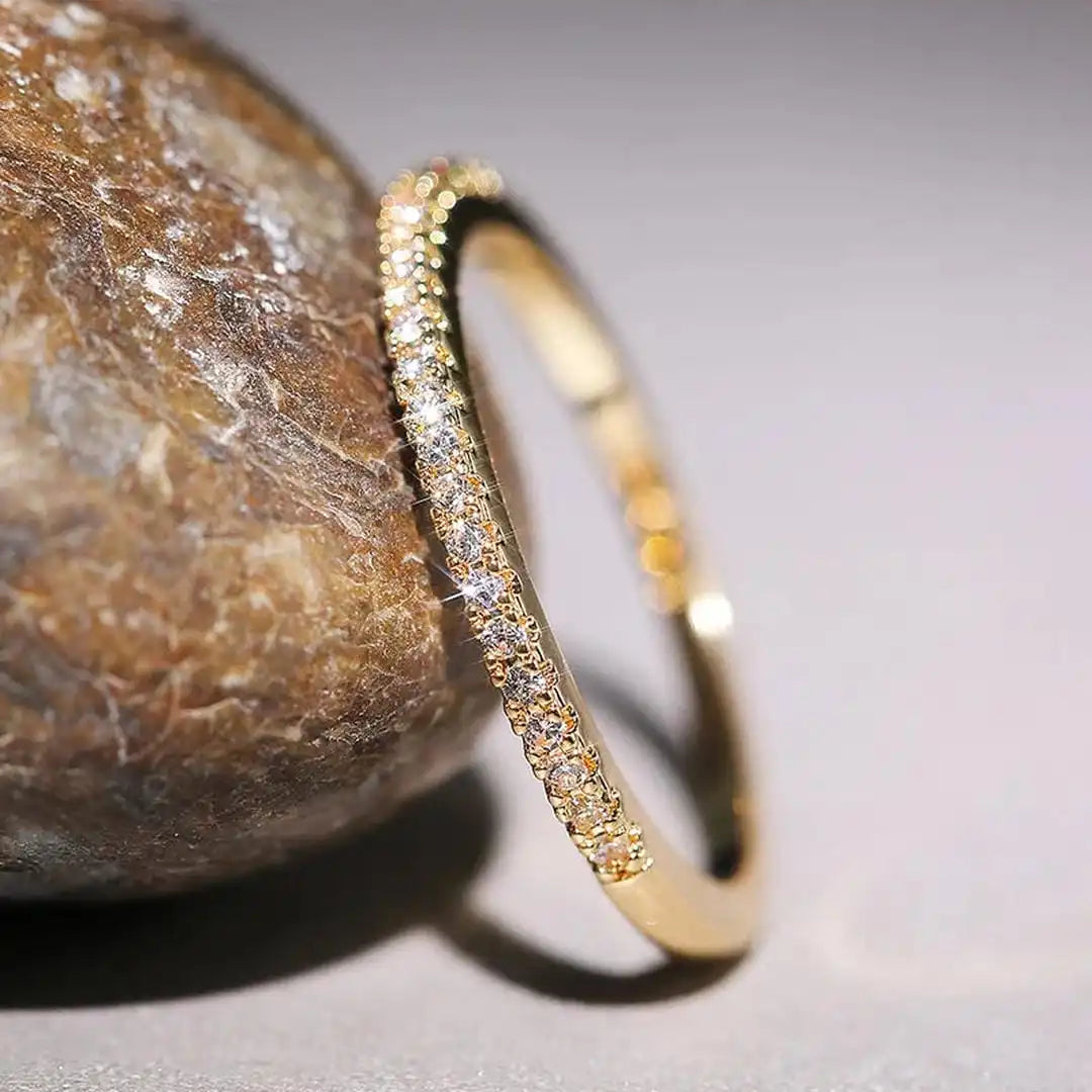 Anillo Muy Fino con Pequeñas Piedras