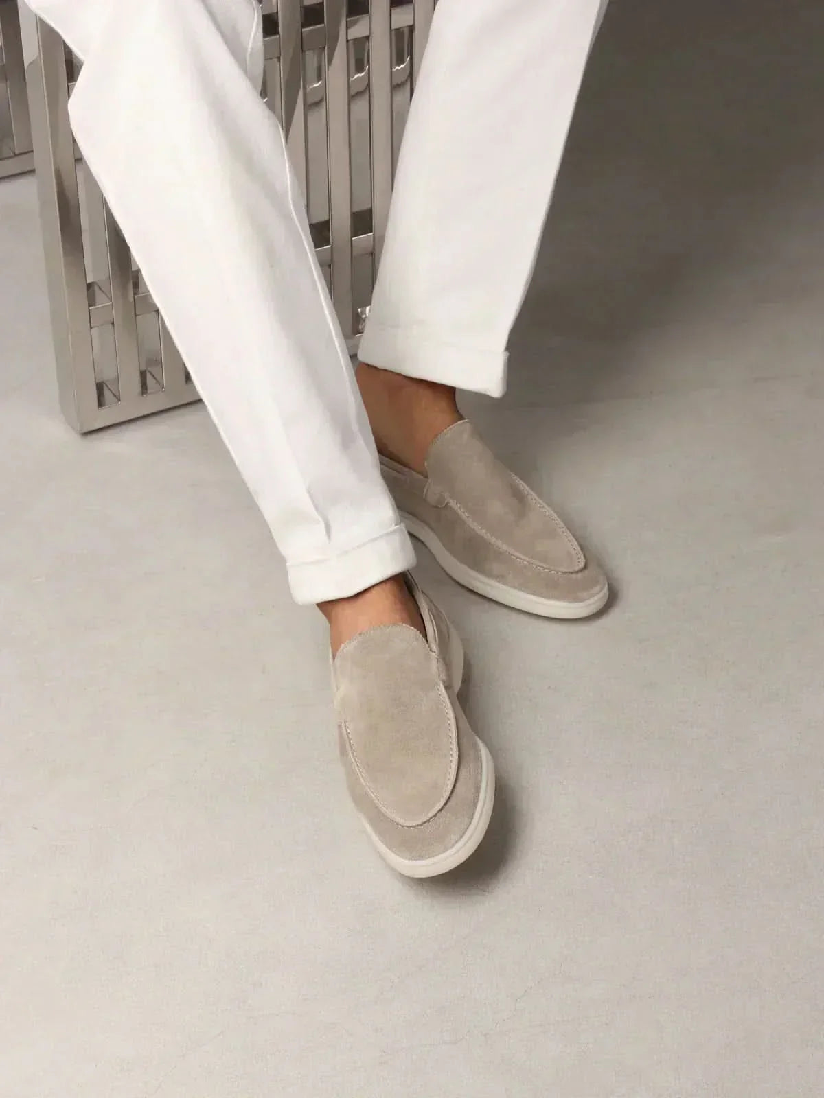 Lorenzo | Mocasines Clásicos de Ante Gris Claro