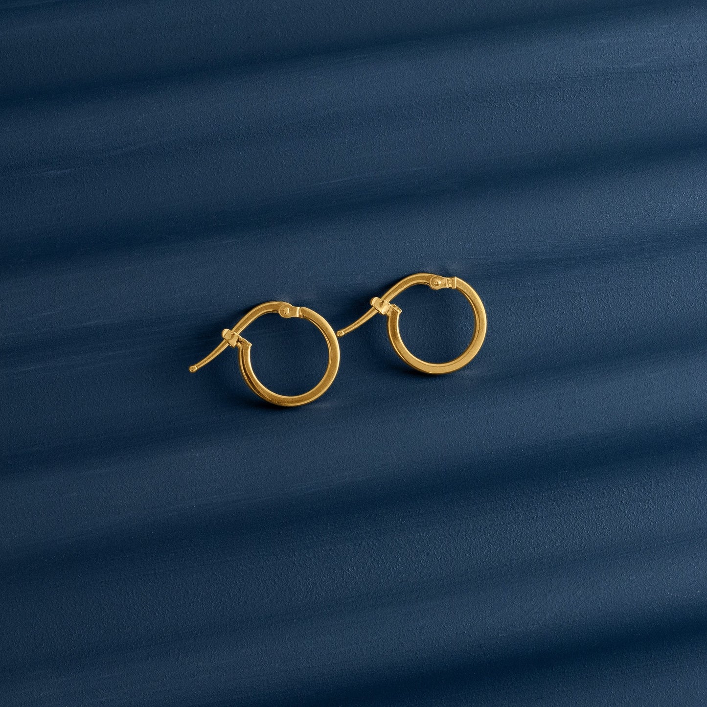CLASSIC GOLD HOOP EARRINGS