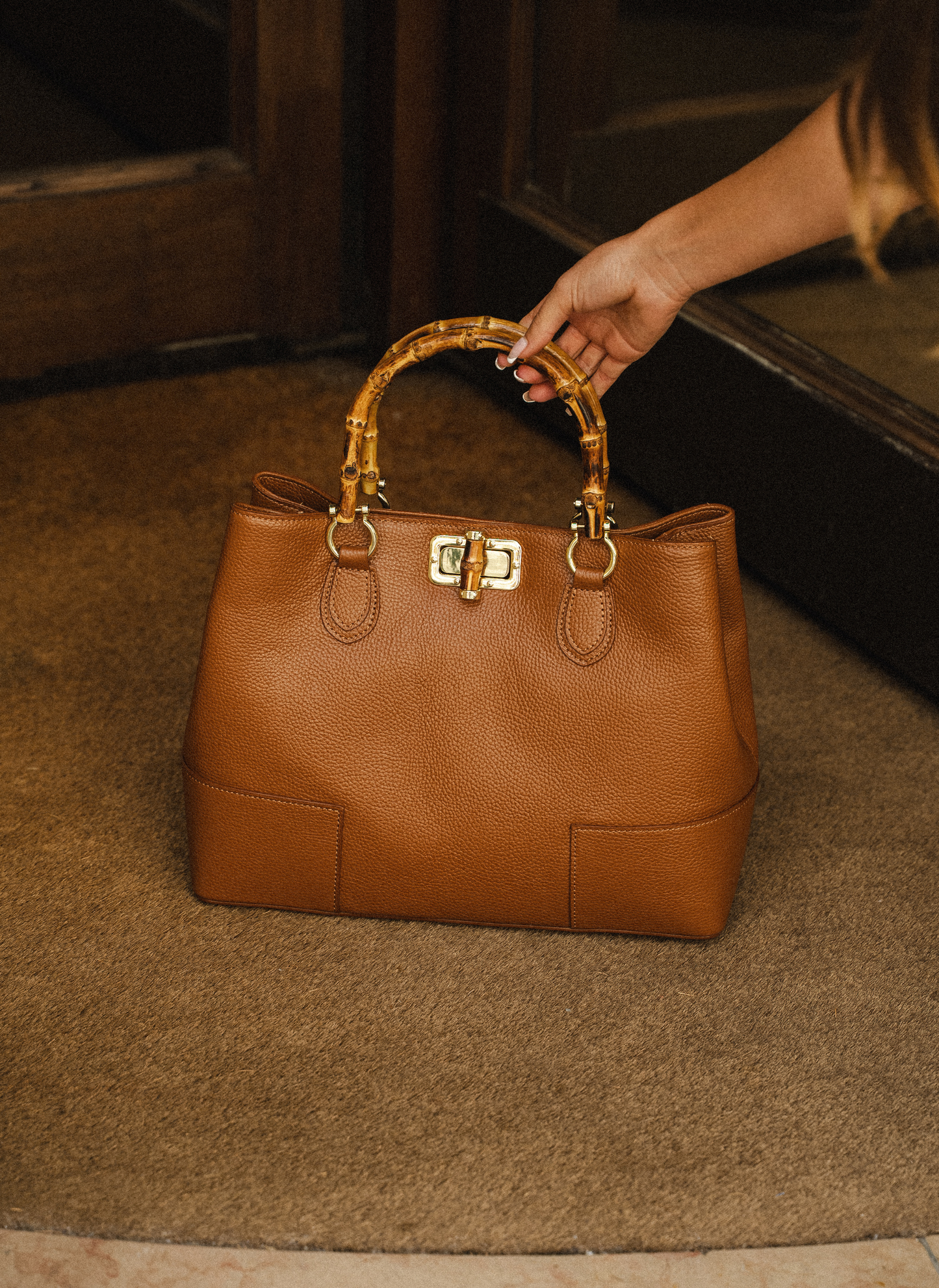 BOLSO DE ANTE CON ASA DE BAMBÚ