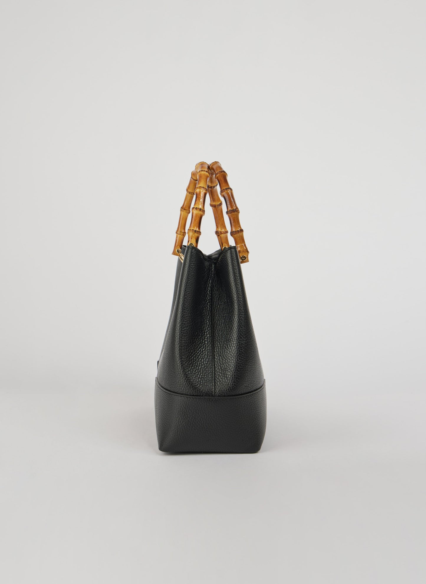 BOLSO DE ANTE CON ASA DE BAMBÚ