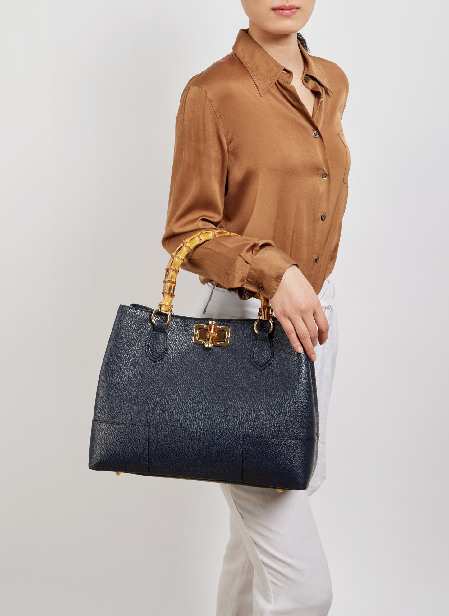 BOLSO DE ANTE CON ASA DE BAMBÚ