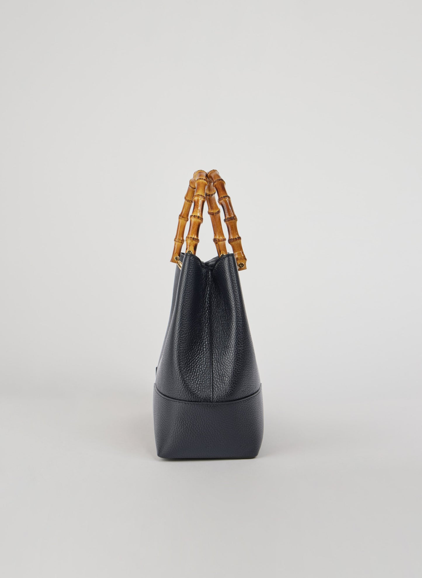 BOLSO DE ANTE CON ASA DE BAMBÚ