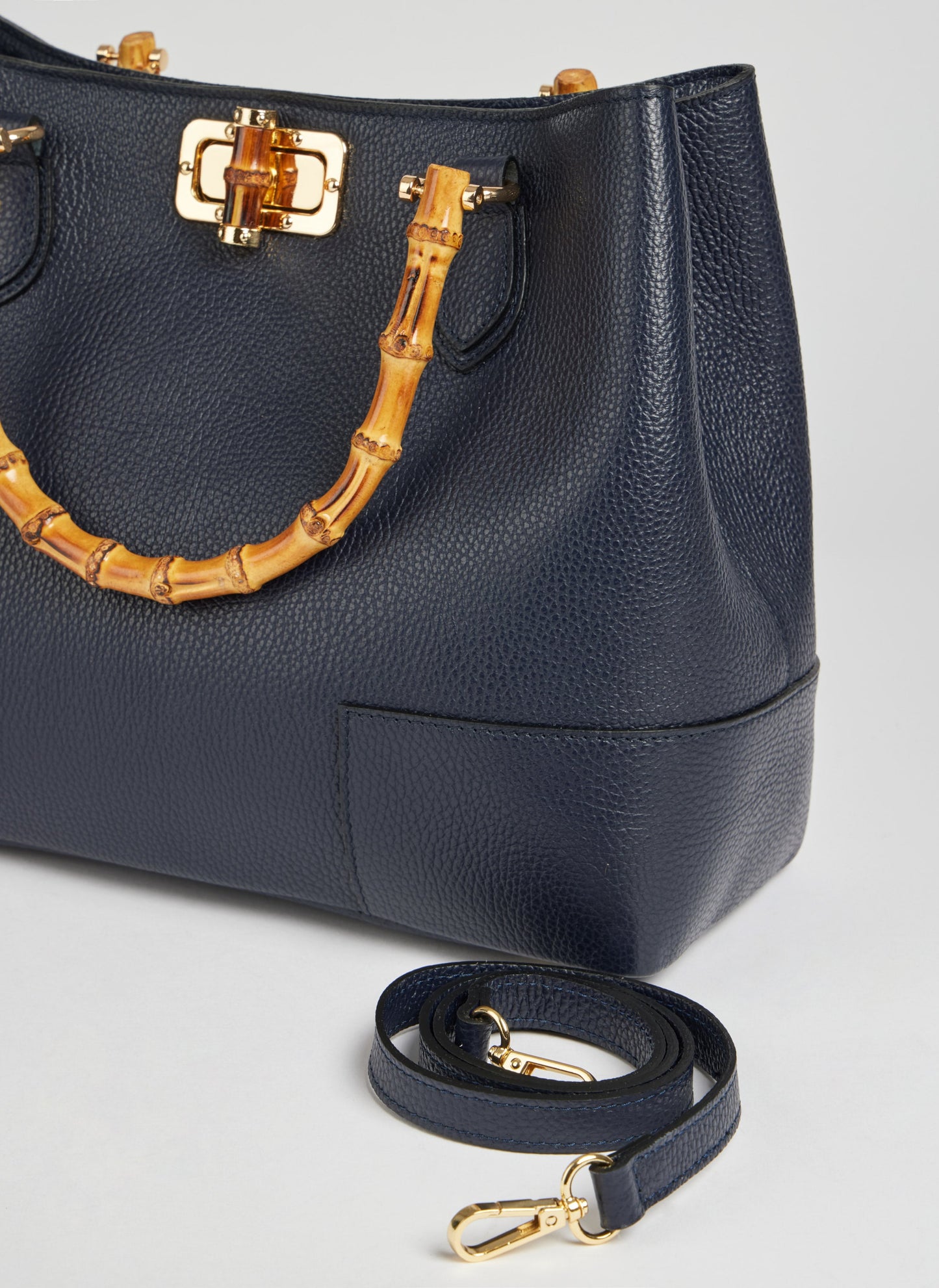 BOLSO DE ANTE CON ASA DE BAMBÚ