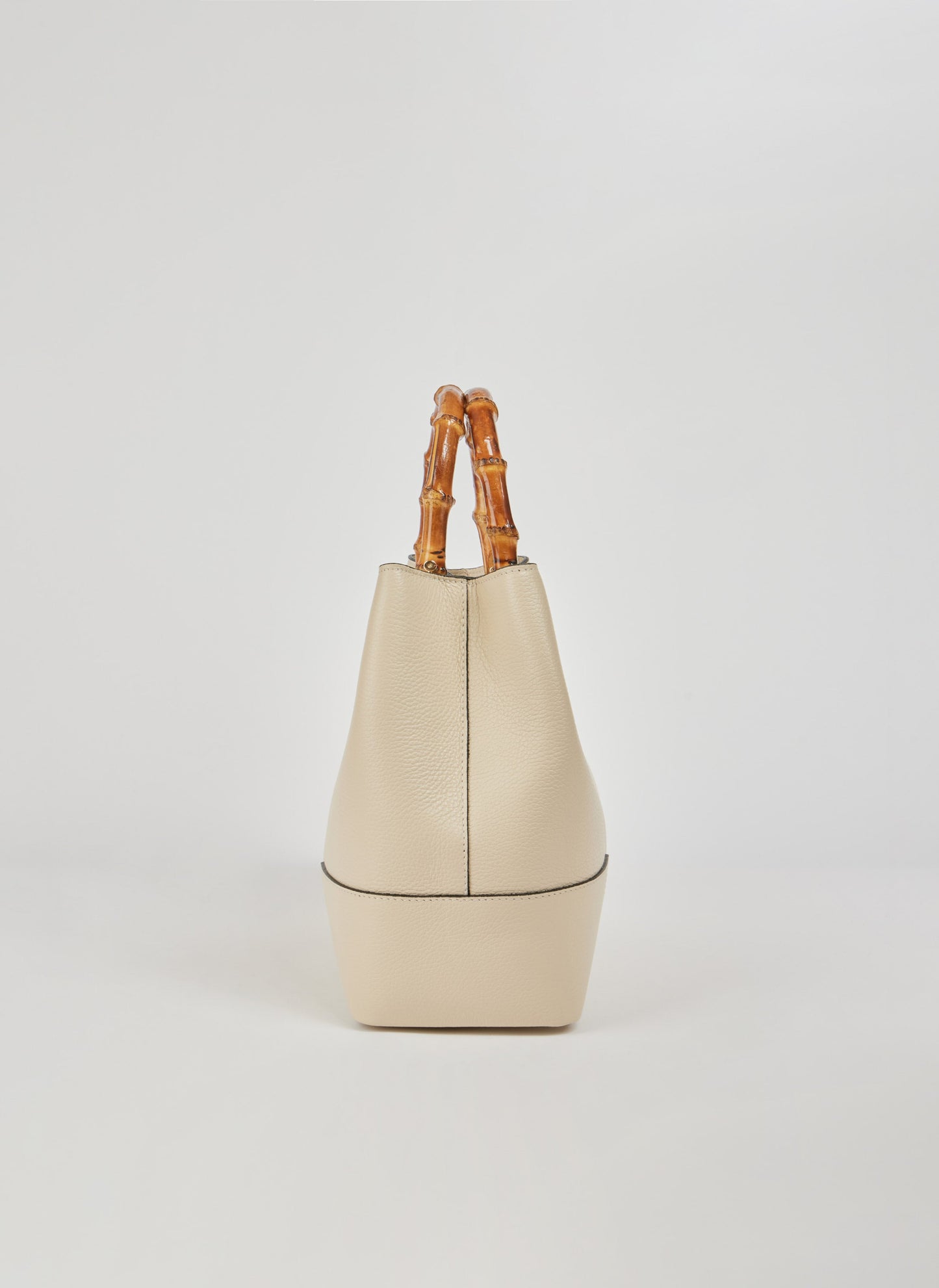 BOLSO DE ANTE CON ASA DE BAMBÚ