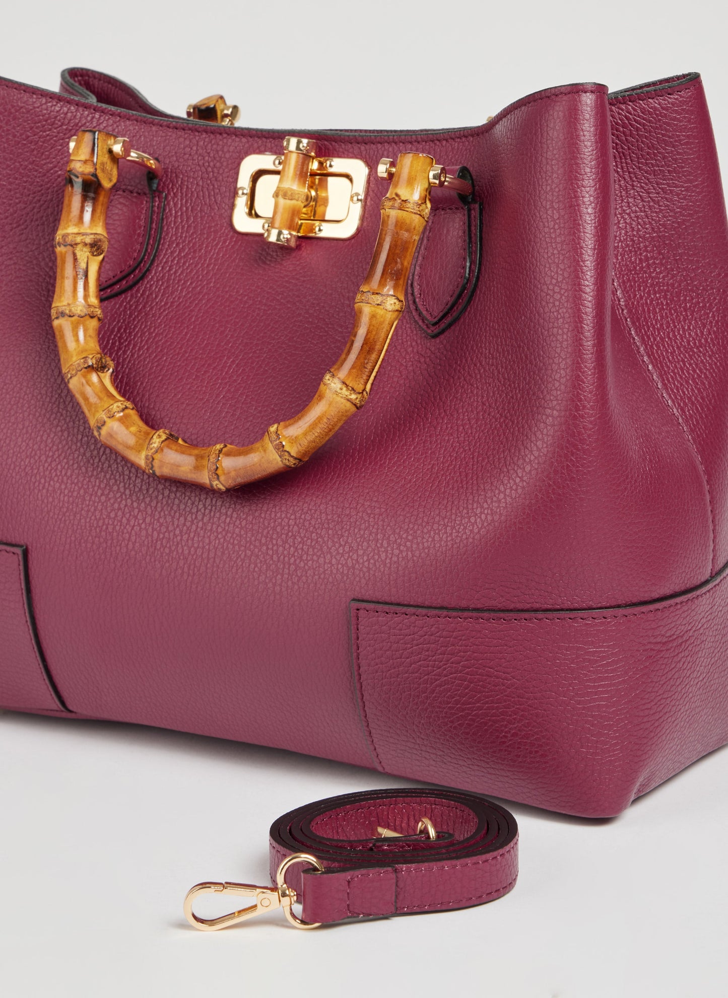 BOLSO DE ANTE CON ASA DE BAMBÚ