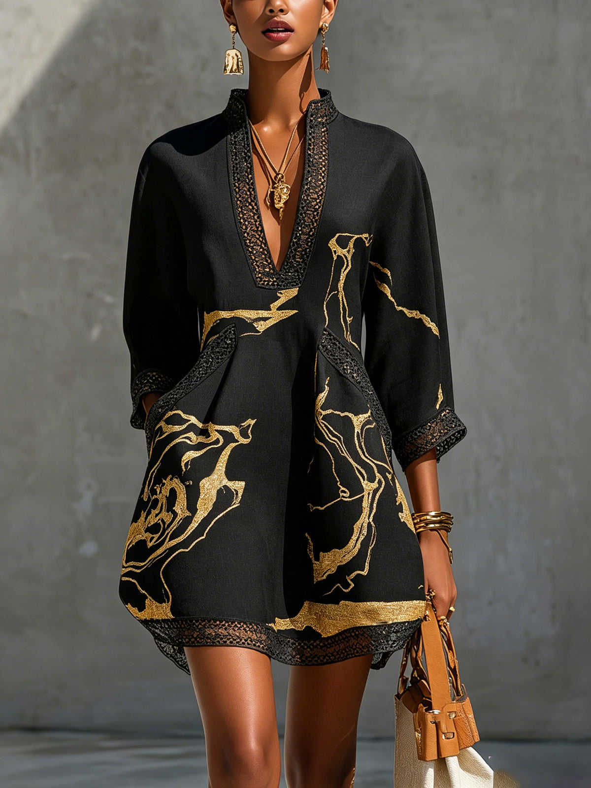 Diana | Vestido corto estampado en negro y dorado con escote en V y encaje de crochet