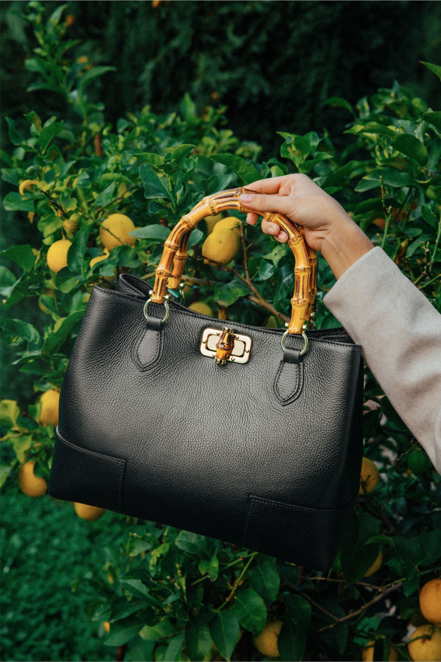 BOLSO DE ANTE CON ASA DE BAMBÚ
