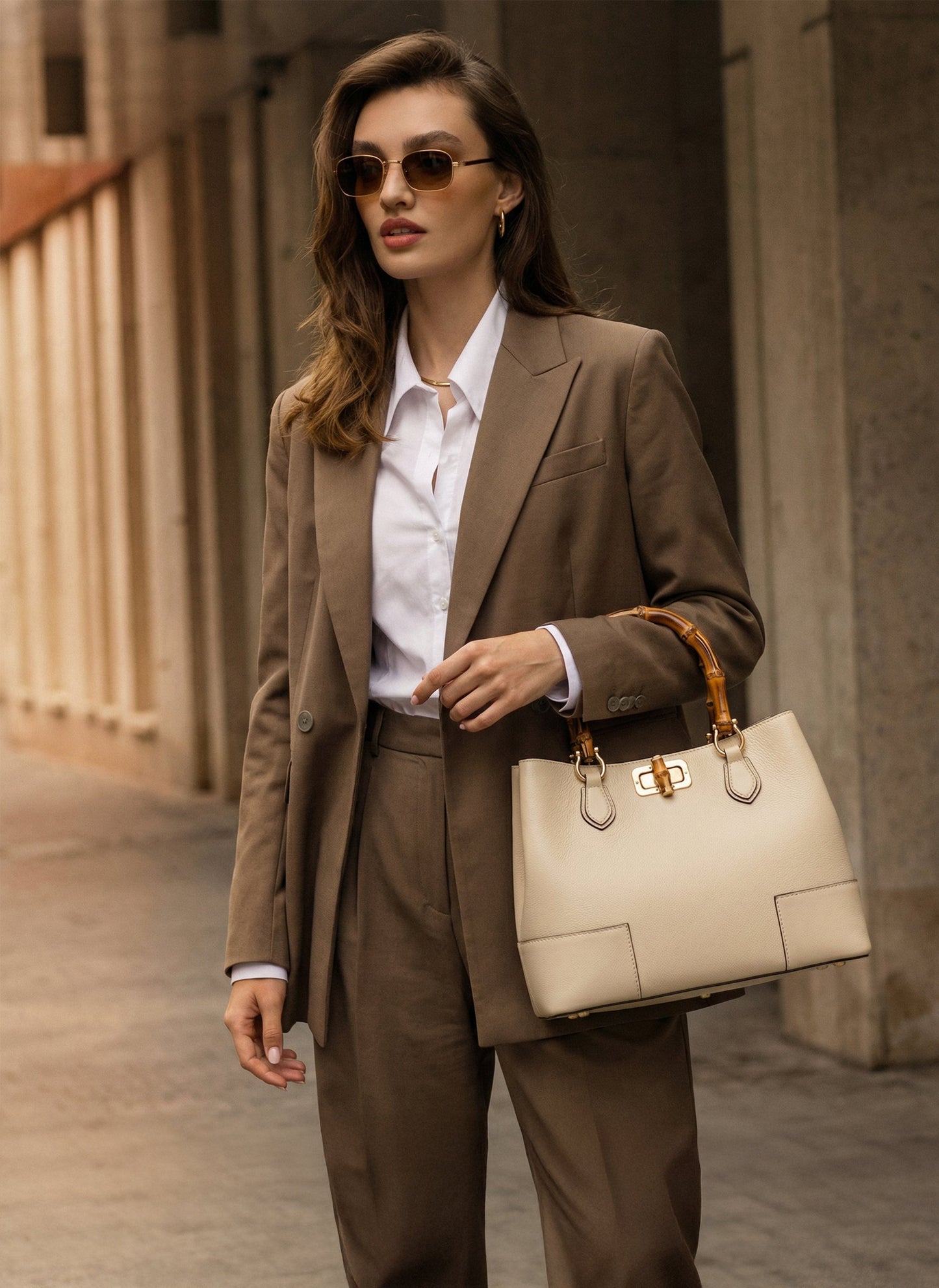 BOLSO DE ANTE CON ASA DE BAMBÚ
