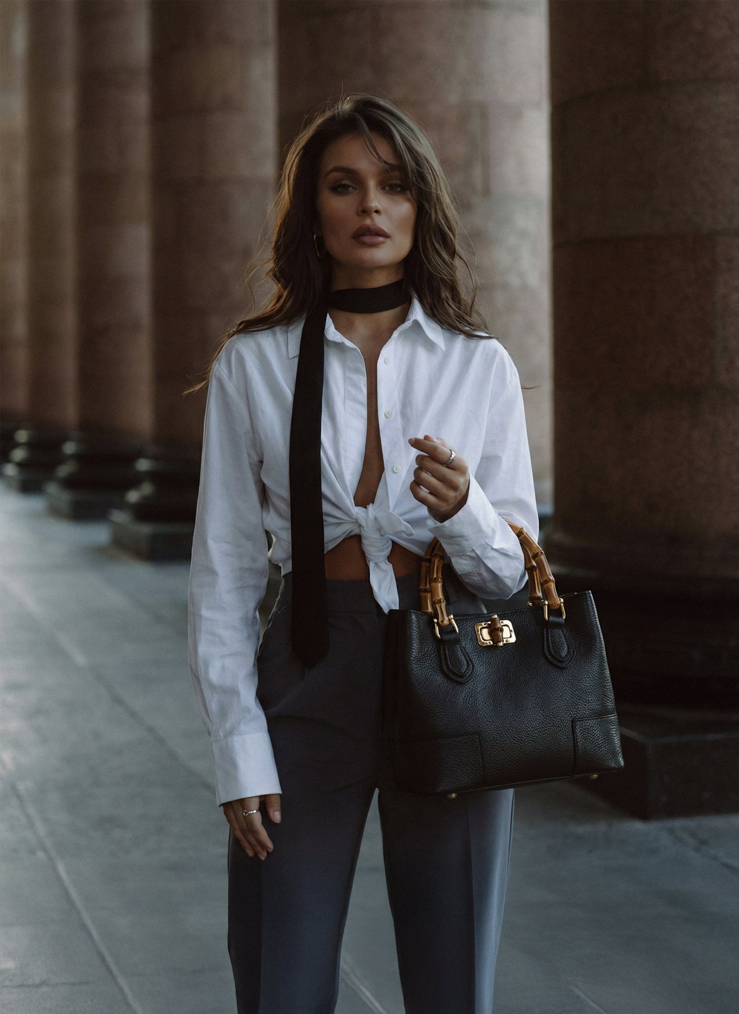 BOLSO MICRO EN PIEL CON ASA DE BAMBÚ