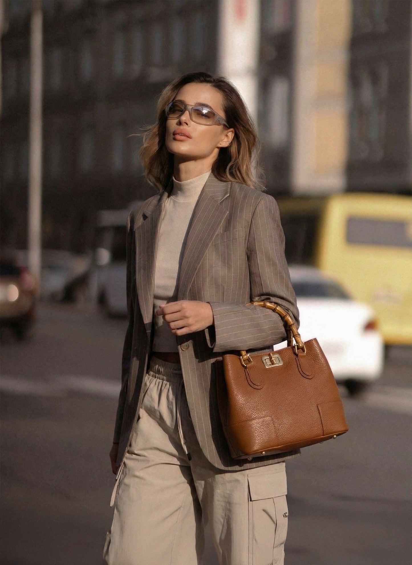 BOLSO MICRO EN PIEL CON ASA DE BAMBÚ